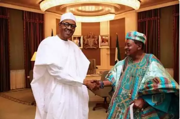 Is There Anything Wrong With This Photo of Buhari And Alafin Of Oyo?